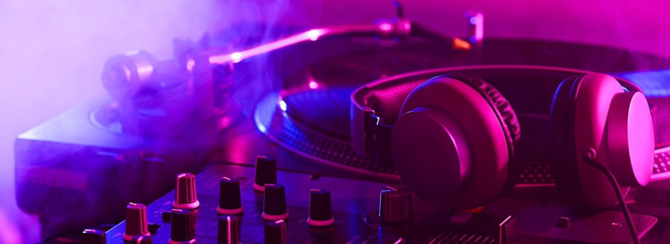 headphones-modern-dj-mixer-closeup-min headphones-modern-dj-mixer-closeup-min